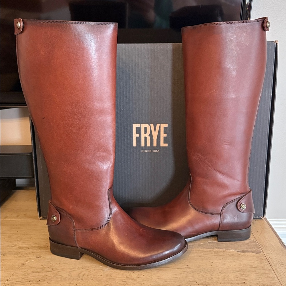 NEW IN BOX Frye Melissa button back zip riding boot size 7.5